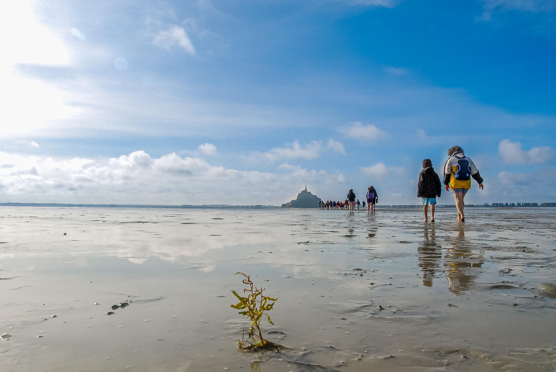 Wandelen door de baai van Mont-Saint-Michel