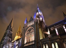 Verlichte kathedraal in Normandië