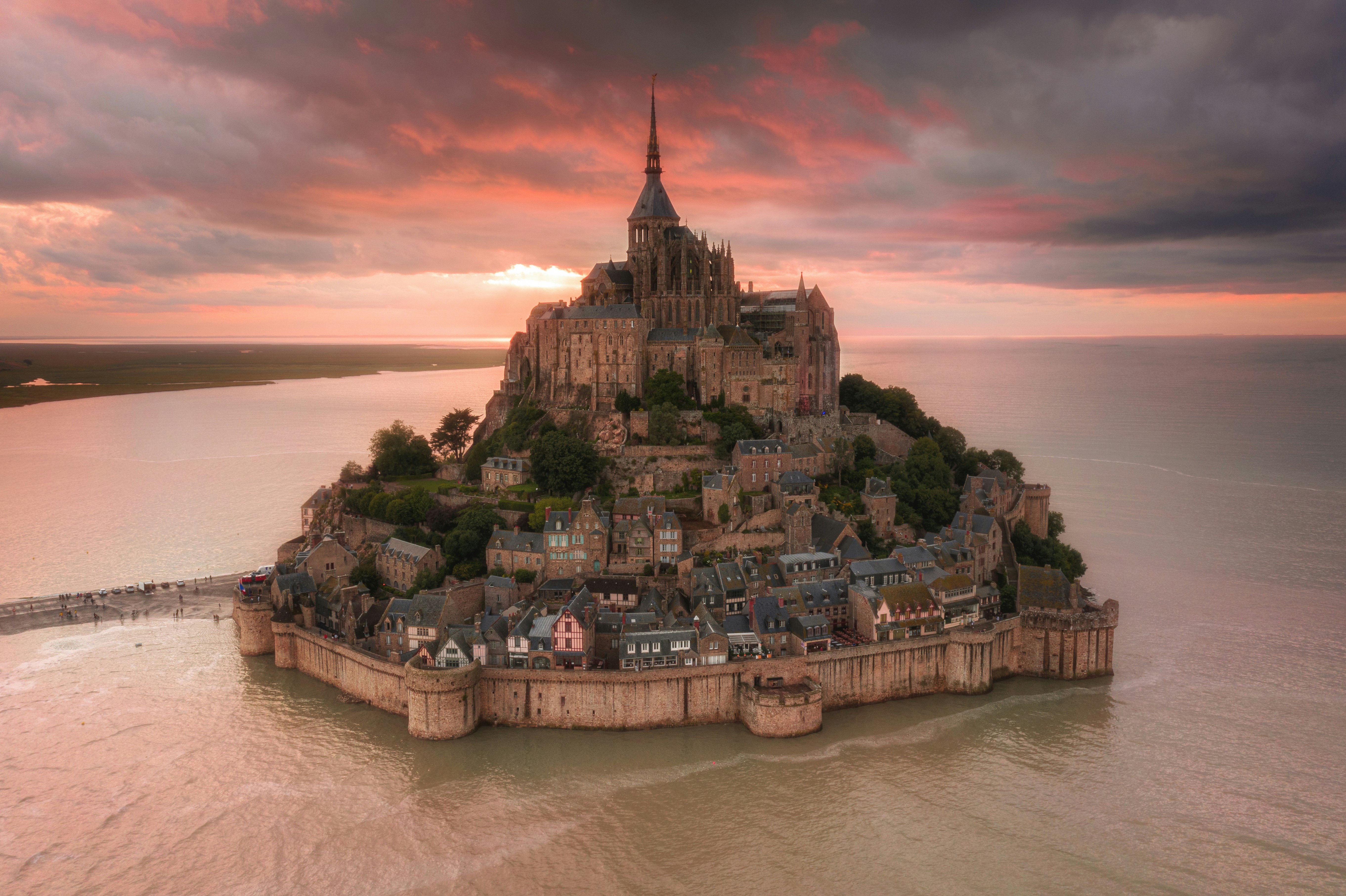 Mont-Saint-Michel bij zonsondergang