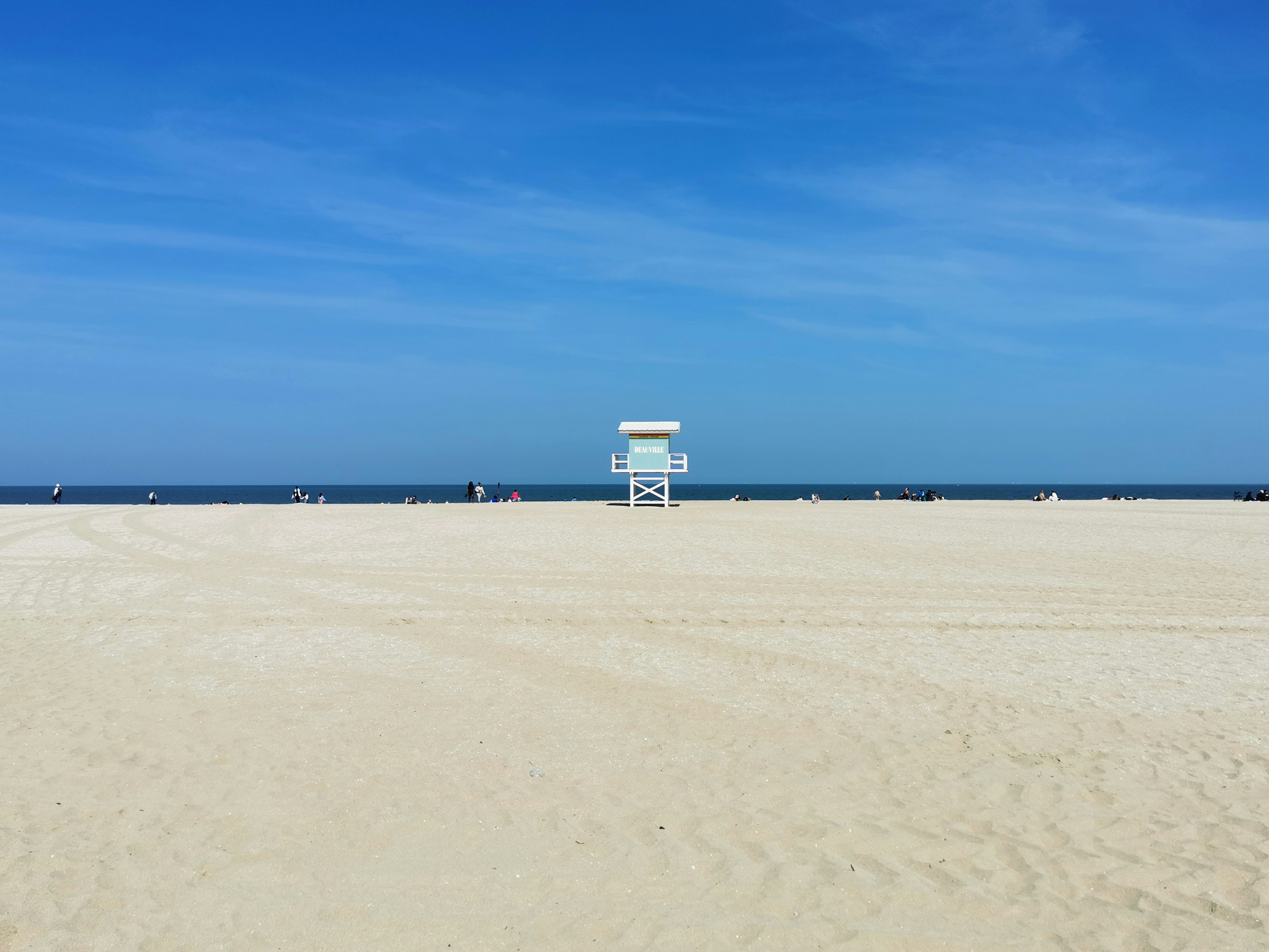 Breed zandstrand aan de Normandische kust