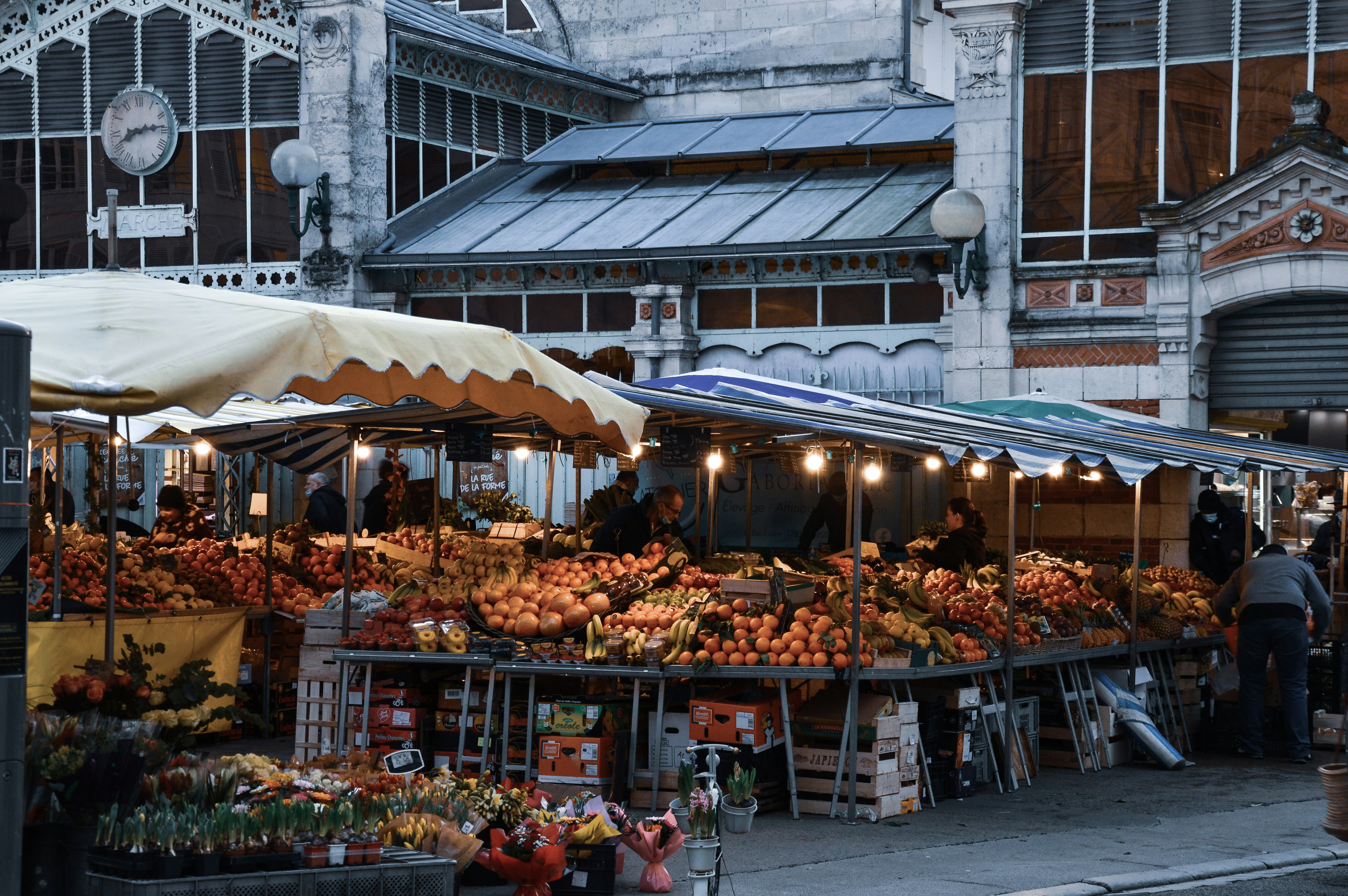 Gezellige Franse weekmarkt met verse producten