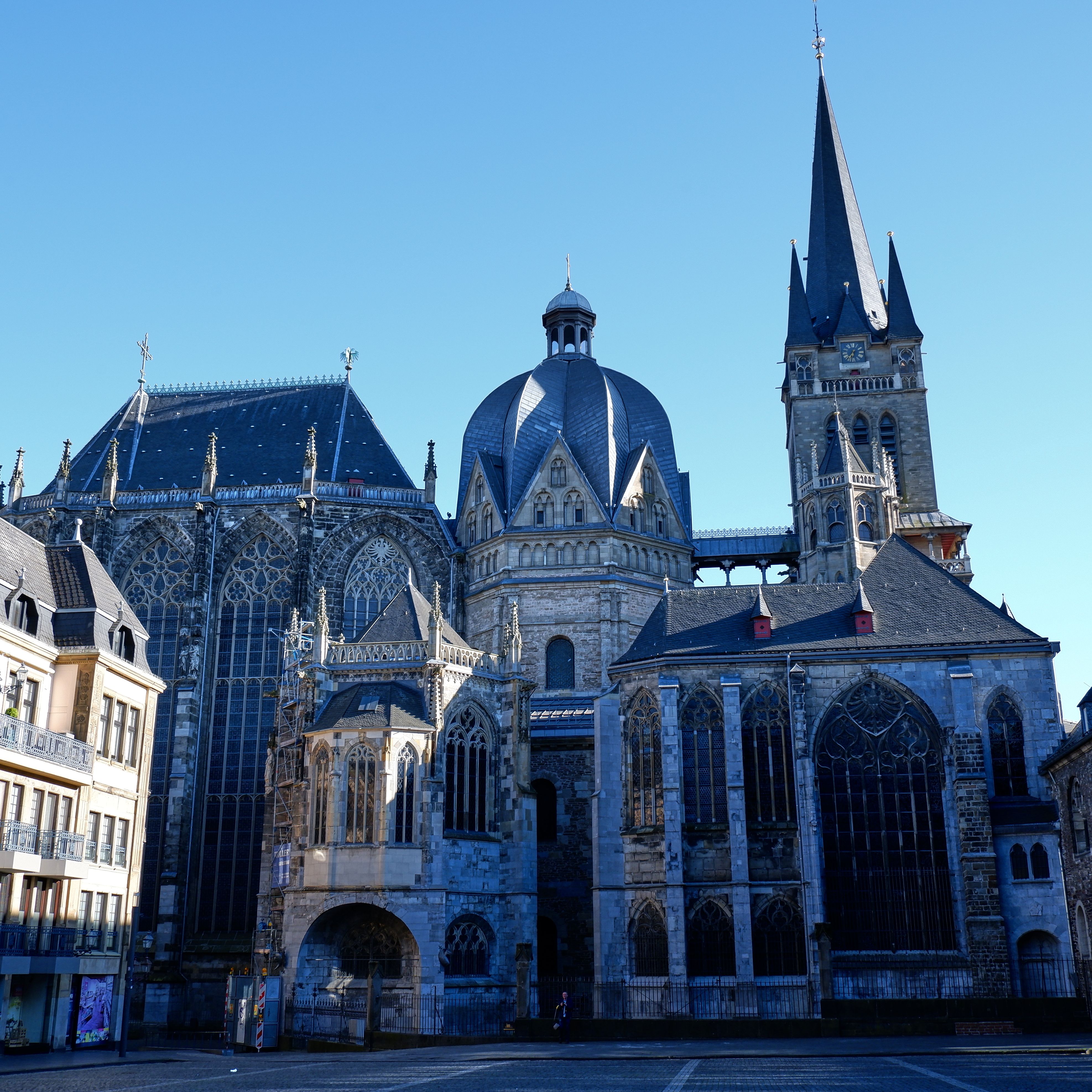 Historische kerk bij Domfront en middeleeuwse steden